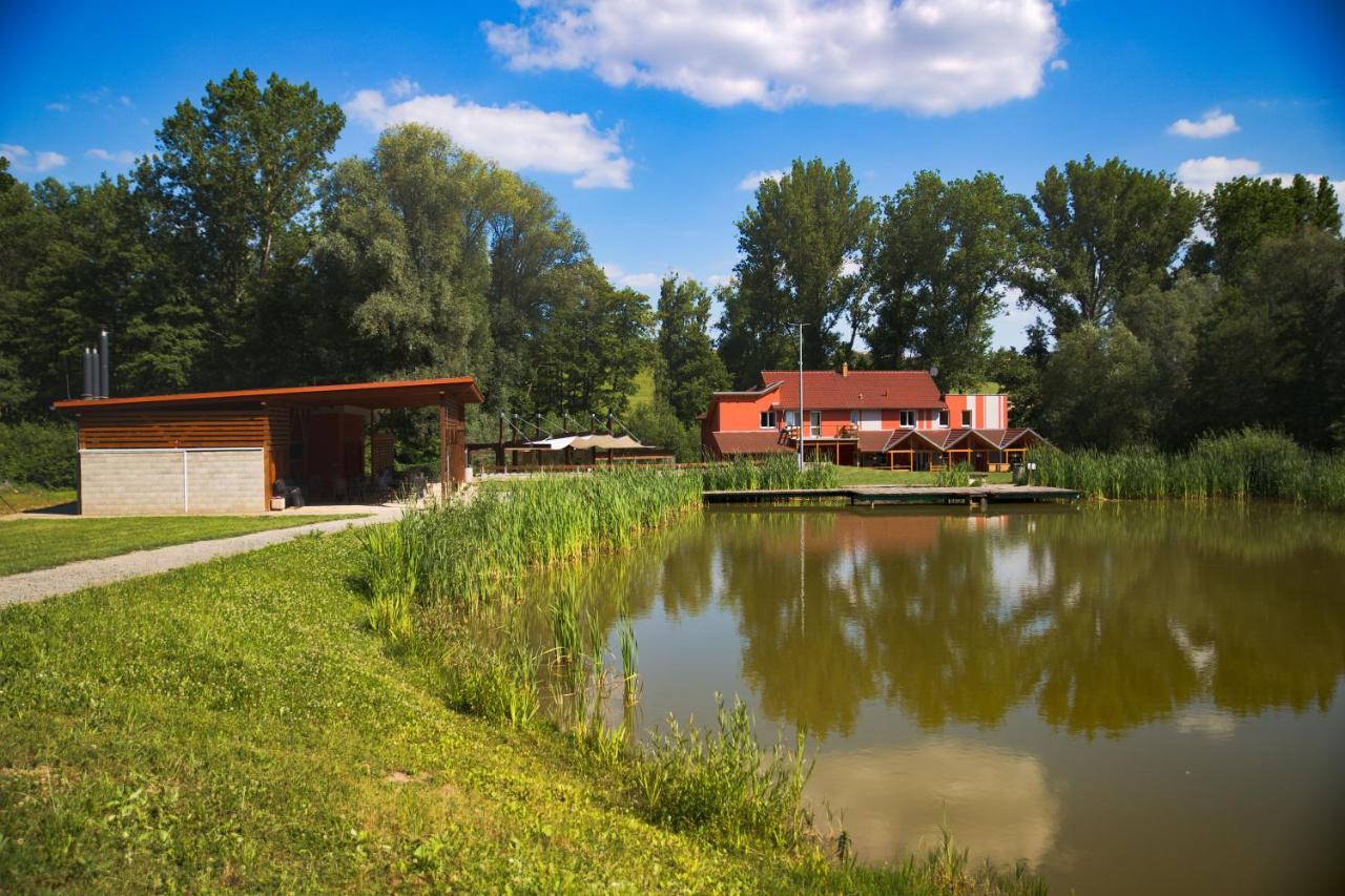 Penzion Amfik Bukovina Popovice  Kültér fotó